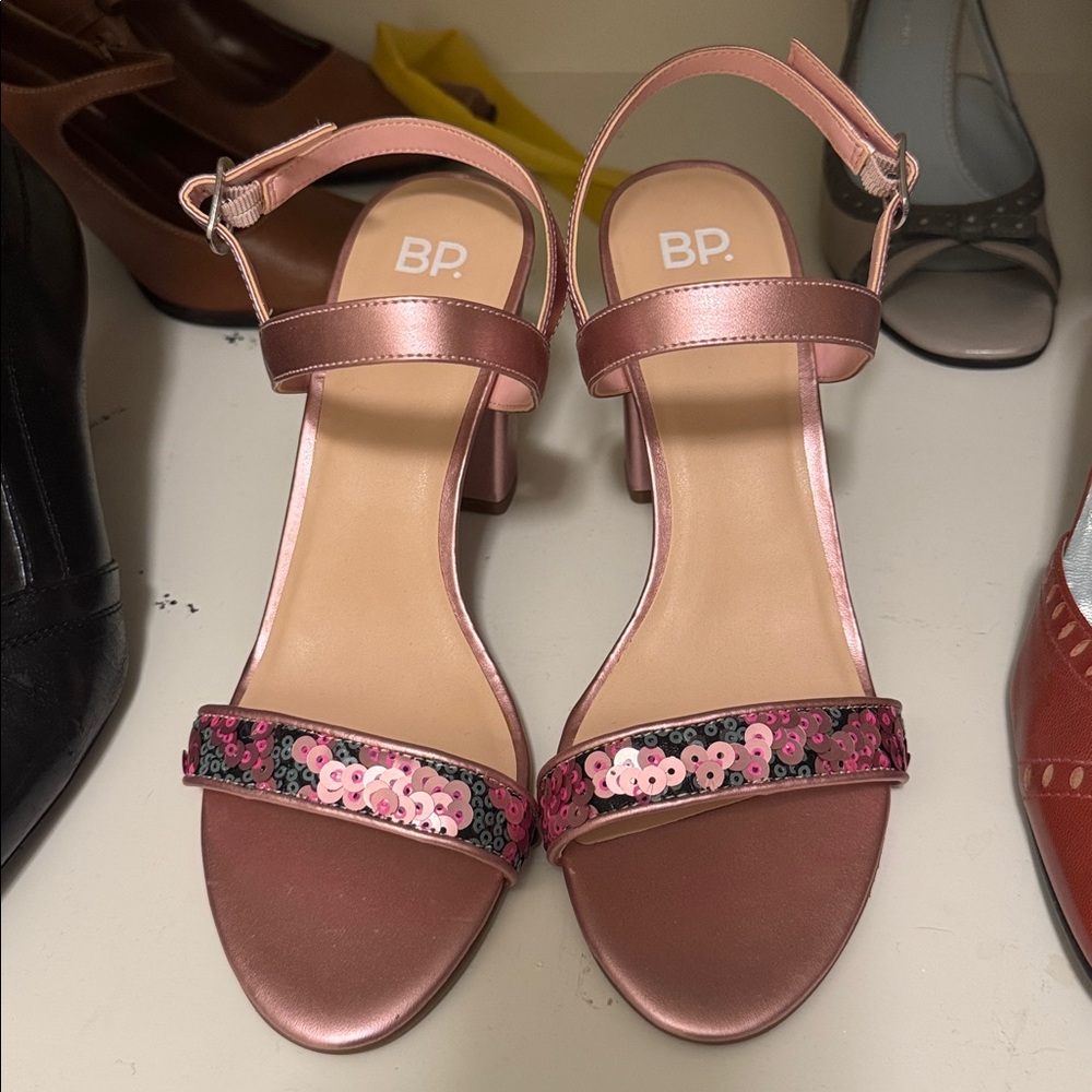 NWOB Embellished sandals size 8M